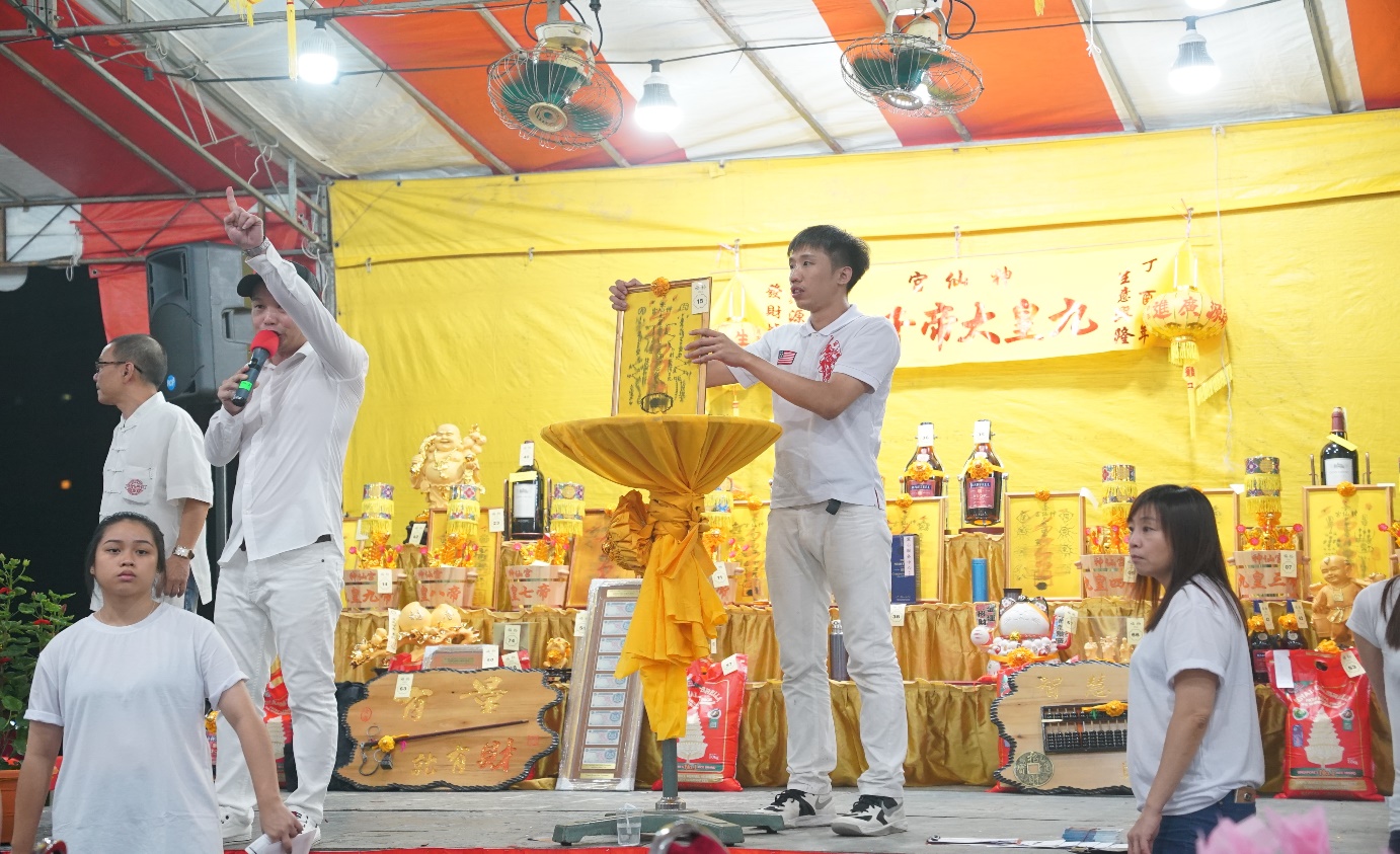 Another component of the dinner was the auction of various auspicious items and gifts.